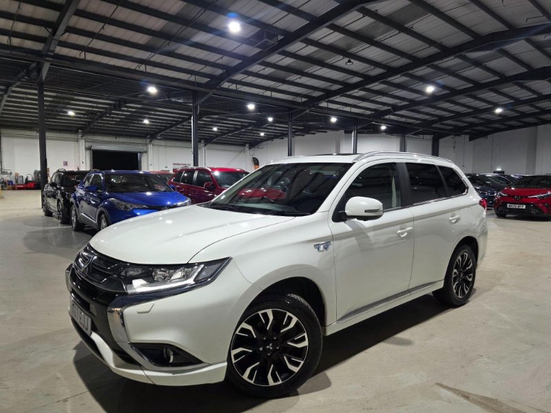 2017 2017 Mitsubishi Outlander 2.0h 12kWh 4h CVT 4WD Euro 6 (s/s) 5dr 31 SAT/NAV,LEATHER,CAMERA,DEPOSIT photo